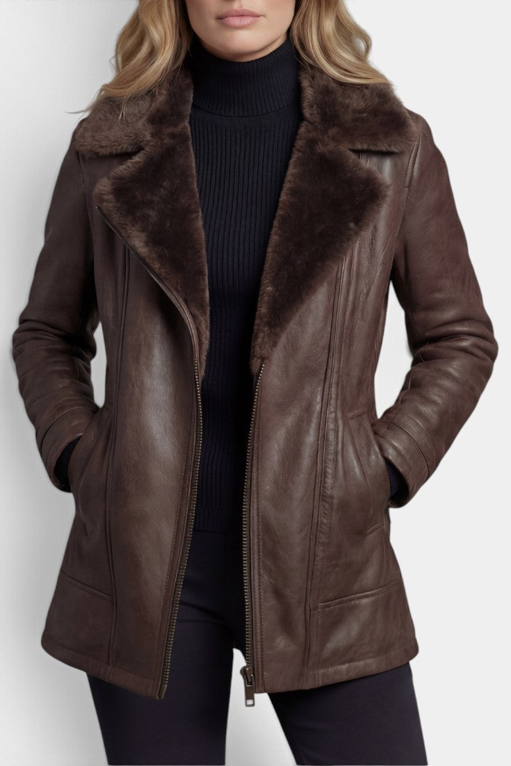Veste mi-longue en faux cuir marron Roswitha de la marque Mahaute avec col fourré et fermeture zippée, vue de face.