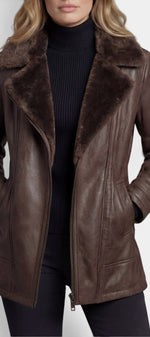 Veste mi-longue en faux cuir marron Roswitha de la marque Mahaute avec col fourré et fermeture zippée, vue de face.