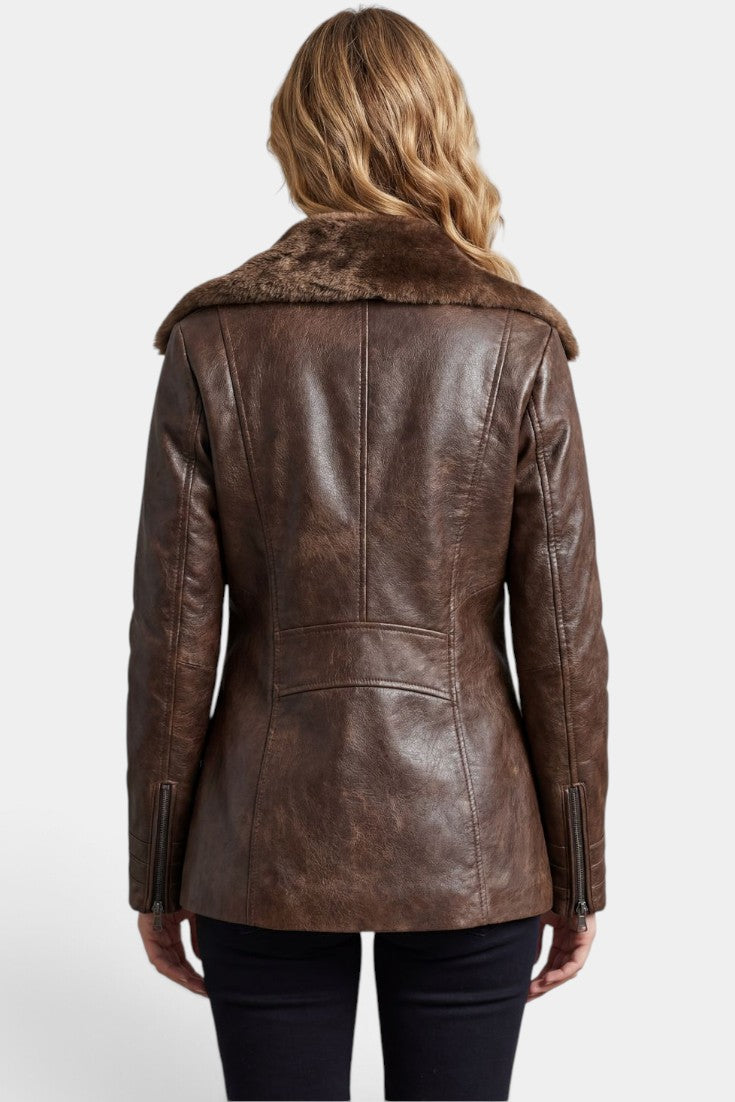 Veste mi-longue en faux cuir marron Rosewitha de Mahaute avec col fourré et fermeture éclair, portée sur un mannequin.
