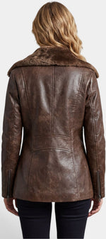 Veste mi-longue en faux cuir marron Rosewitha de Mahaute avec col fourré et fermeture éclair, portée sur un mannequin.