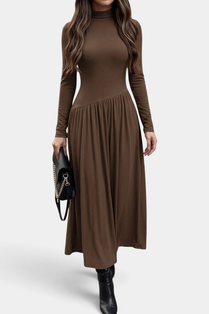 Robe longue marron Mahaute Sabea à col montant, manches longues et taille asymétrique, portée avec un style élégant et moderne.