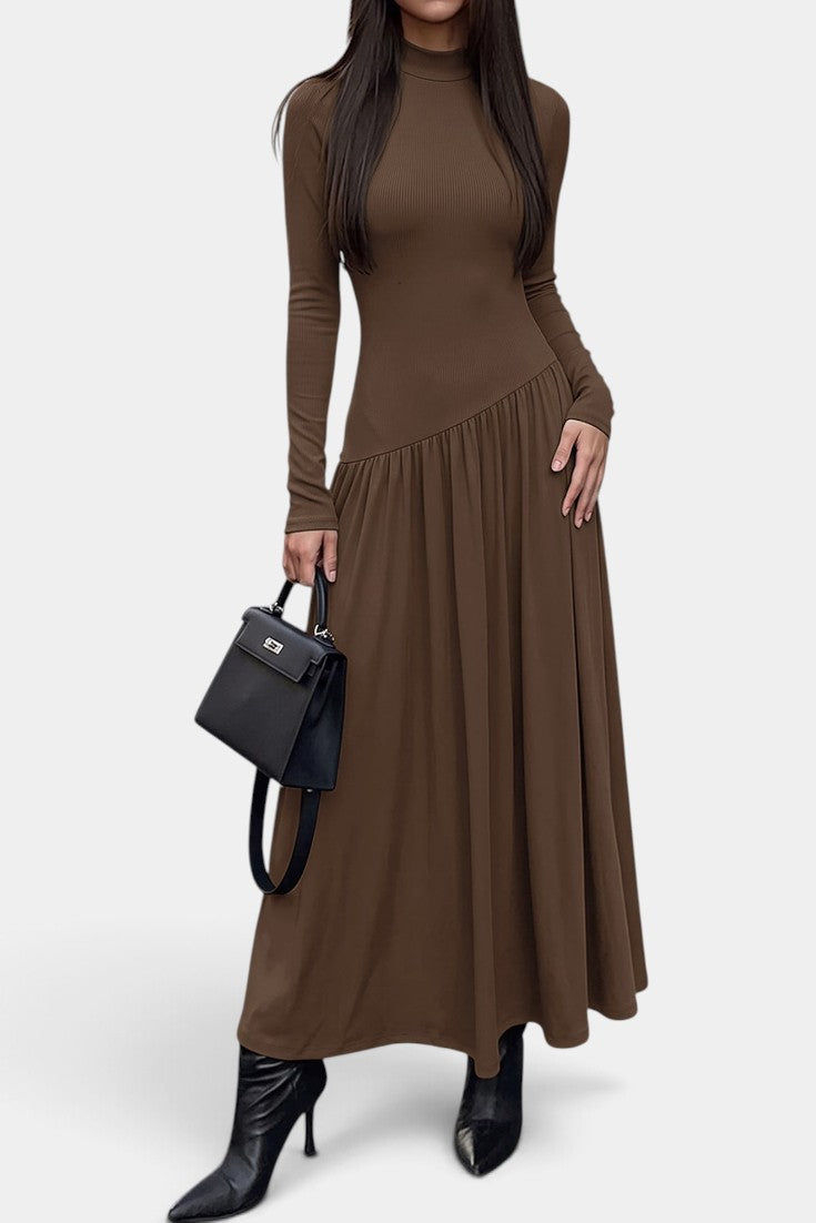 Robe longue Mahaute Sabea à col montant, manches longues, taille asymétrique, couleur marron, parfaite pour une silhouette élégante.