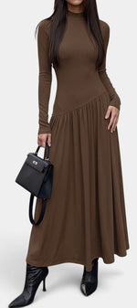 Robe longue Mahaute Sabea à col montant, manches longues, taille asymétrique, couleur marron, parfaite pour une silhouette élégante.