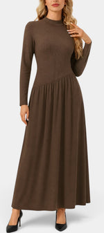 Robe longue marron Mahaute Sabea, à col montant, manches longues et taille asymétrique, portée élégante et moderne.