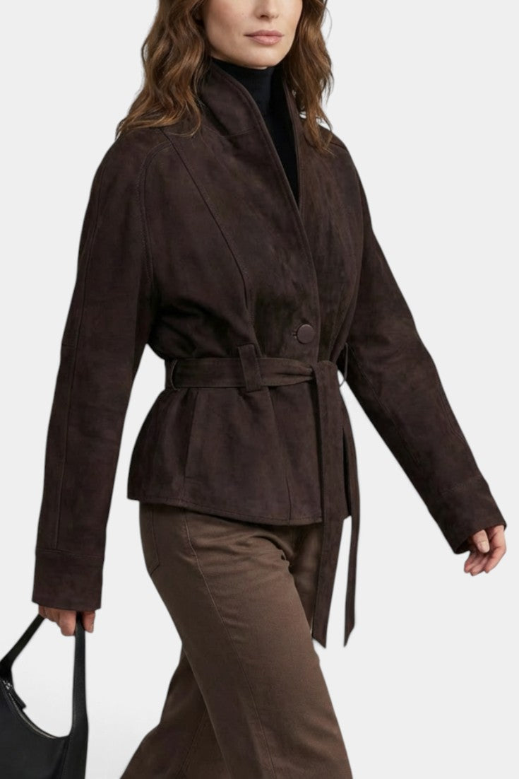 Veste courte en daim synthétique marron avec ceinture et col châle de la marque Mahaute, style élégant et tendance.