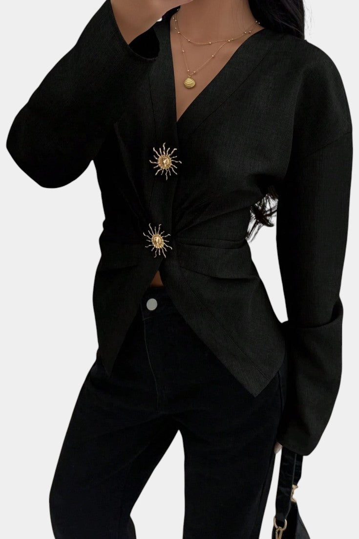 Blouse structurée noire Mahaute Sidonia avec col en V, taille cintrée et boutons dorés, vue de face.