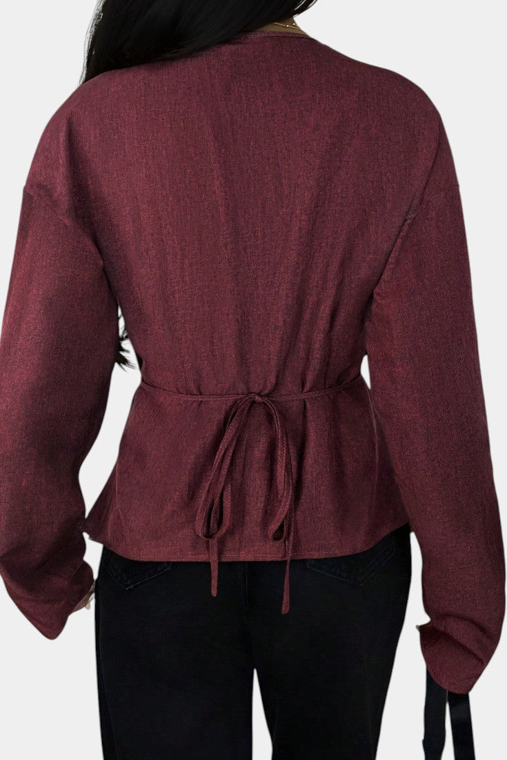 Blouse structurée Sidonia de Mahaute en bordeaux avec col V, taille cintrée et boutons dorés, vue de face.