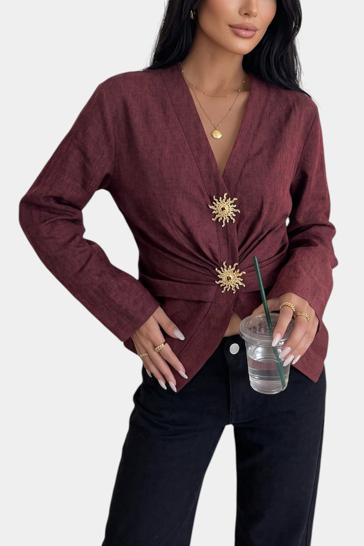 Blouse structurée rouge bordeaux Mahaute Sidonia avec col en V, taille cintrée et boutons dorés, vue de face.