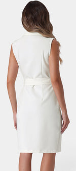 Robe mi-longue sans manches Mahaute avec style blazer, ceinture à la taille, vue arrière, couleur crème élégante.