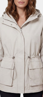 Veste Parka beige Mahaute Solenza à capuche, taille ajustable et poches plaquées, vêtement d'extérieur chaud et pratique.