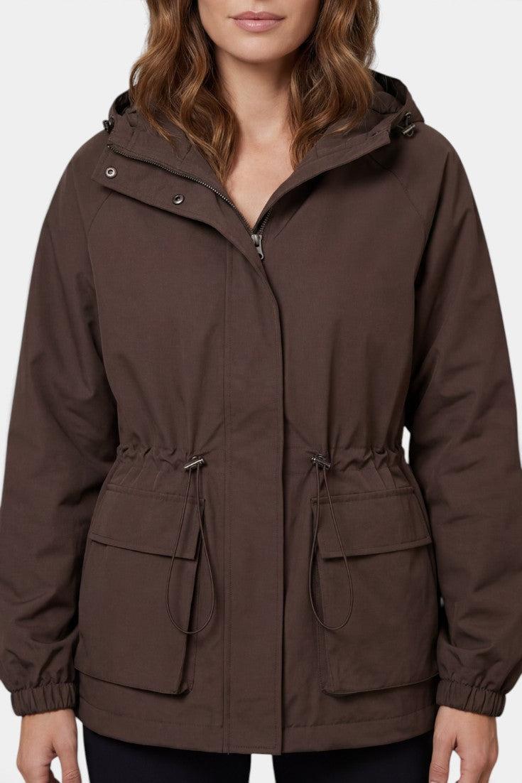 Veste parka Mahaute Solenza marron à capuche, taille ajustable et poches plaquées, vêtement d'extérieur chaud et pratique.
