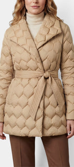 Doudoune matelassée beige Sorelline Mahaute avec ceinture et col tailleur, style mi-long pour femme.