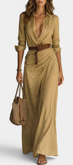 Robe longue beige Mahaute Souline avec col V, drapé latéral et coupe fluide, idéale pour un style élégant et comfortable.