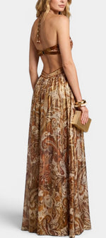 Robe longue Mahaute Tasha sans dos, col halter, découpes élégantes et nœud ajustable, portée élégante.