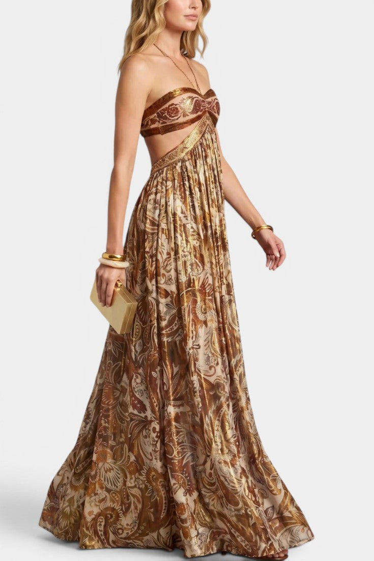 Robe longue Mahaute Tasha à dos nu, col halter, découpes élégantes et nœud ajustable, en tissu fluide et sophistiqué.