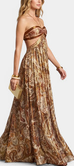 Robe longue Mahaute Tasha à dos nu, col halter, découpes élégantes et nœud ajustable, en tissu fluide et sophistiqué.