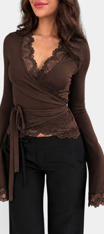 Top cache-cœur en dentelle florale Mahaute Teodora avec manches évasées et lien à nouer, couleur marron, élégant et féminin.