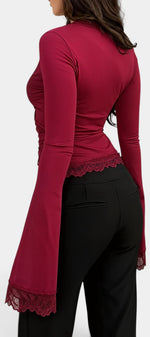 Haut cache-cœur en dentelle florale bordeaux de Mahaute, manches évasées et lien à nouer, style élégant et féminin.