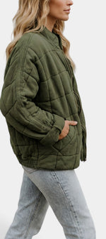 Veste courte matelassée Mahaute Tessel en olive avec col montant et fermeture éclair, idéale pour un style moderne et chaud.