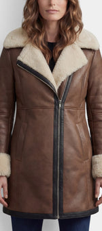 Manteau mi-long en faux cuir marron Mahaute Théodelinde avec col fourré et fermeture zippée, style élégant et tendance.