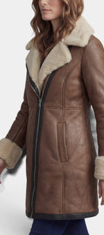 Manteau mi-long en faux cuir marron avec col fourré et fermeture zippée, par Mahaute, style élégant et tendance.