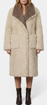 Manteau long réversible Mahaute Thomasina avec effet daim et fourrure, vue de face, tissu doux et élégant.