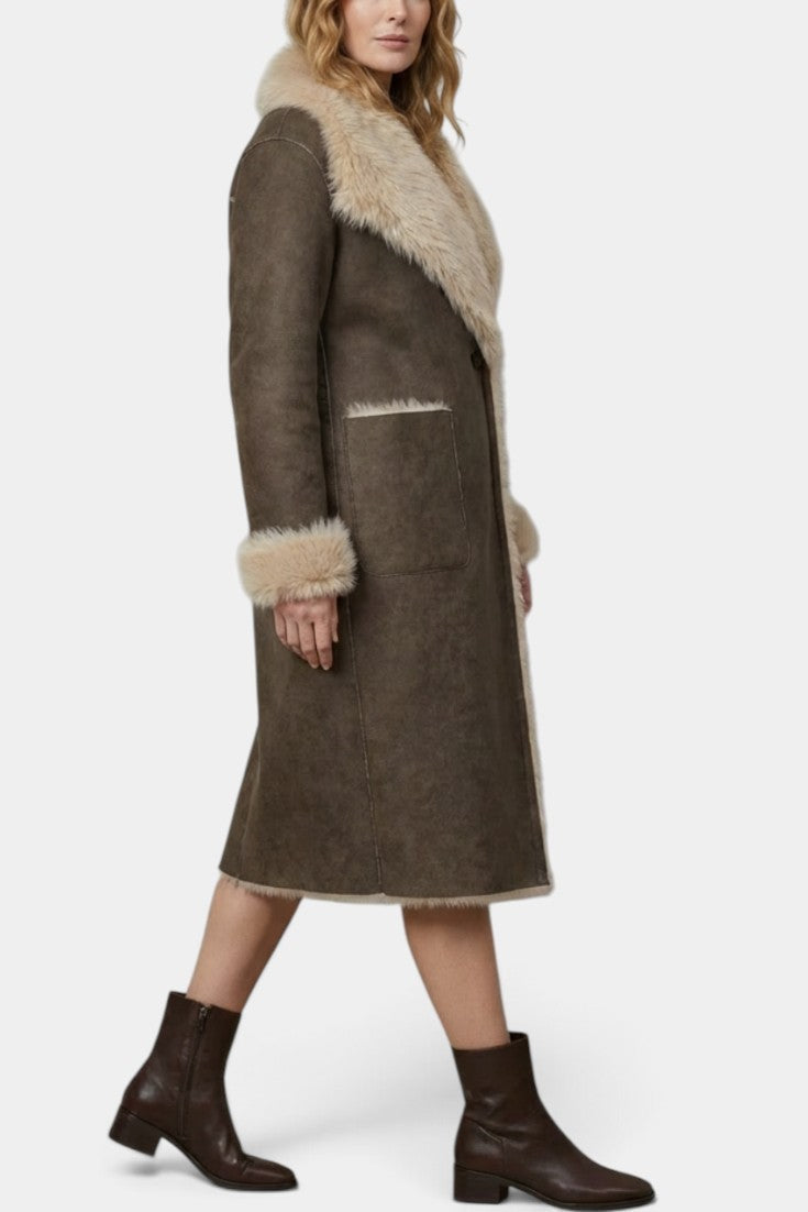 Manteau long réversible Thomasina de Mahaute en daim synthétique et fourrure, élégant et chaud, porté en mode double face.