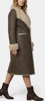Manteau long réversible Thomasina de Mahaute en daim synthétique et fourrure, élégant et chaud, porté en mode double face.