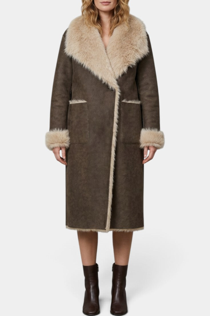 Manteau long réversible Thomasina Mahaute en faux daim et fourrure, avec une finition élégante et un style sophistiqué.