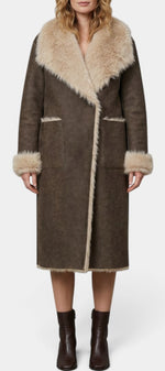 Manteau long réversible Thomasina Mahaute en faux daim et fourrure, avec une finition élégante et un style sophistiqué.