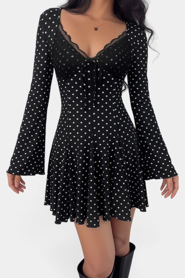 Robe courte Veerle Mahaute à pois, décolleté en V en dentelle avec manches évasées, élégante et féminine.