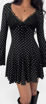 Robe courte Veerle Mahaute à pois, décolleté en V en dentelle avec manches évasées, élégante et féminine.