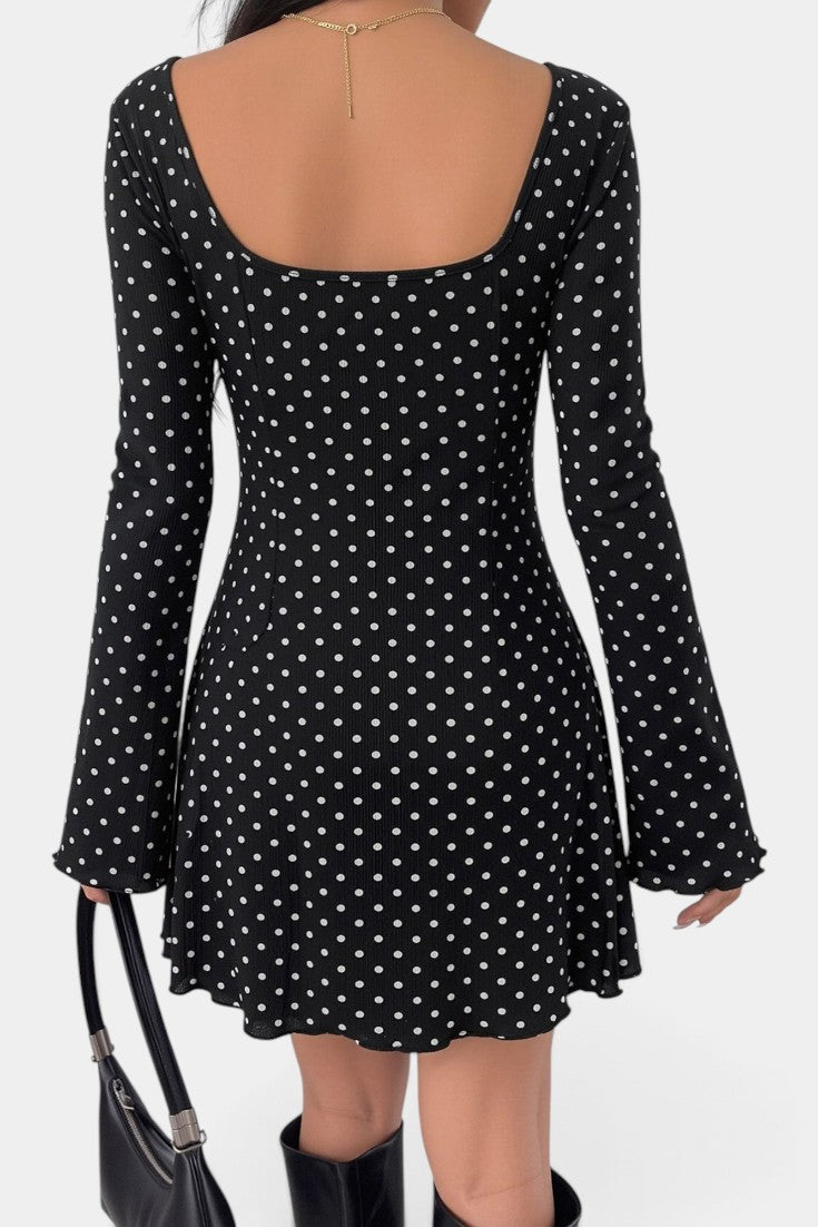Robe courte Mahaute Veerle à pois, décolleté en V en dentelle, manches évasées, style élégant et féminin.