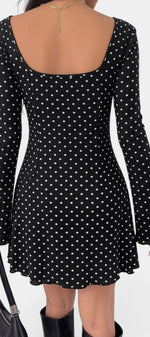 Robe courte Mahaute Veerle à pois, décolleté en V en dentelle, manches évasées, style élégant et féminin.