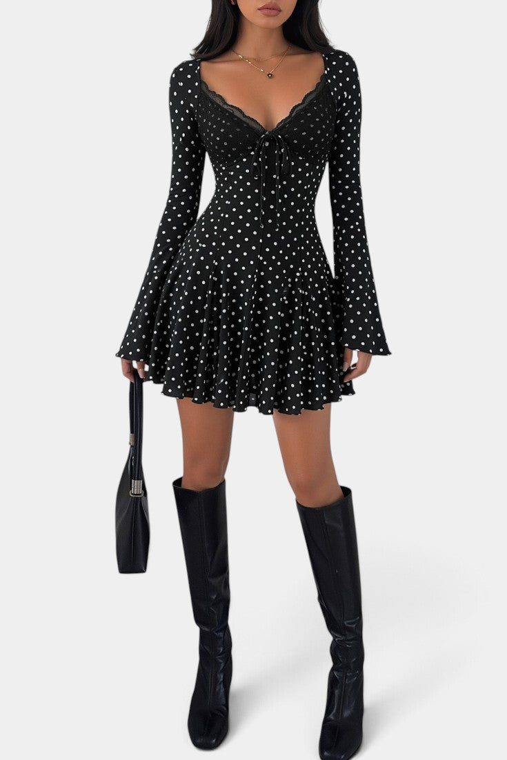 Robe courte Mahaute Veerle à pois, décolleté en V en dentelle, manches évasées, style élégant et féminin.