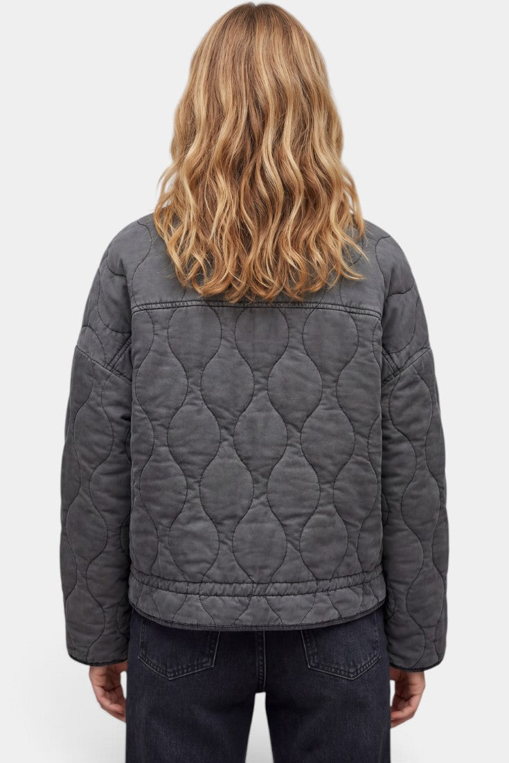 Veste courte matelassée Mahaute Vellière en gris charbon avec col montant et fermeture éclair, vue de face.