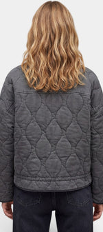 Veste courte matelassée Mahaute Vellière en gris charbon avec col montant et fermeture éclair, vue de face.