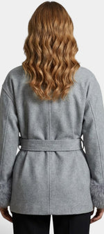 Manteau court ceinturé Mahaute Veronie, en gris avec col châle et poignets en effet fourrure, vue de dos.