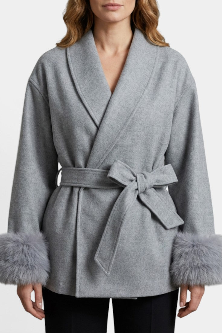 Manteau court ceinturé Mahaute Veronie en gris avec col châle et poignets en fausse fourrure, porté sur mannequin.