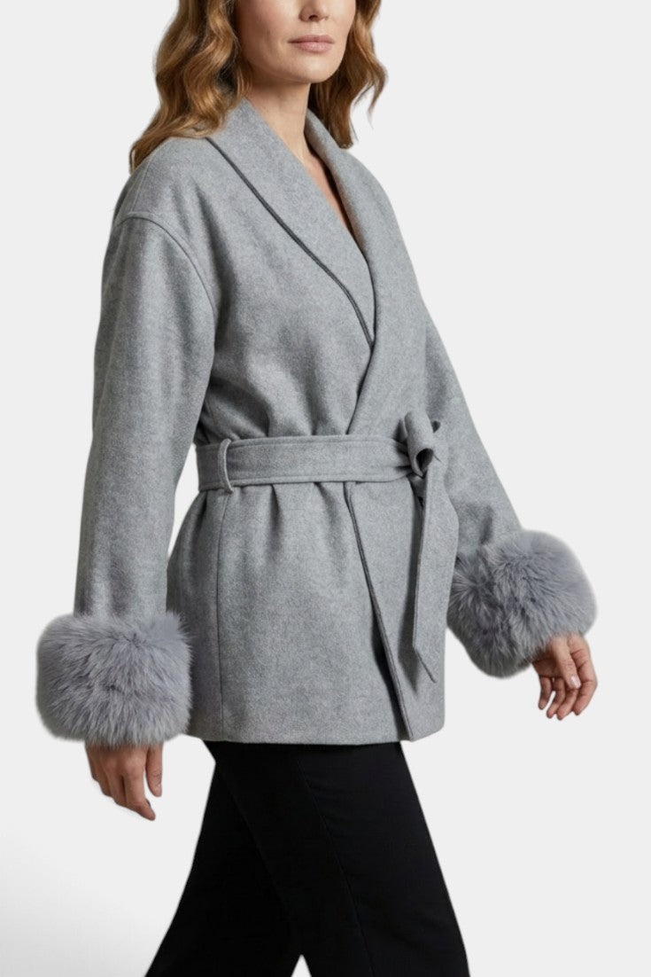 Manteau court gris Mahaute Veronie avec col châle, ceinture et poignets en effet fourrure, style élégant et chic.
