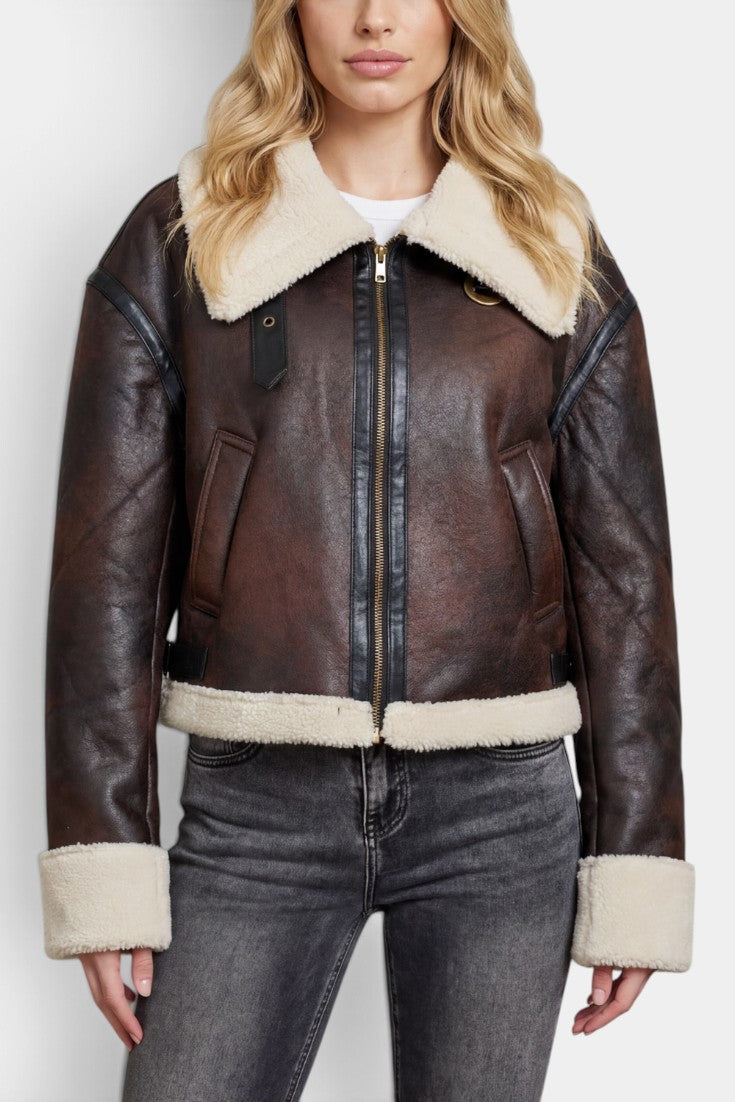 Veste courte en faux cuir marron Walburge de Mahaute avec col fourré et finitions contrastées, style aviateur.