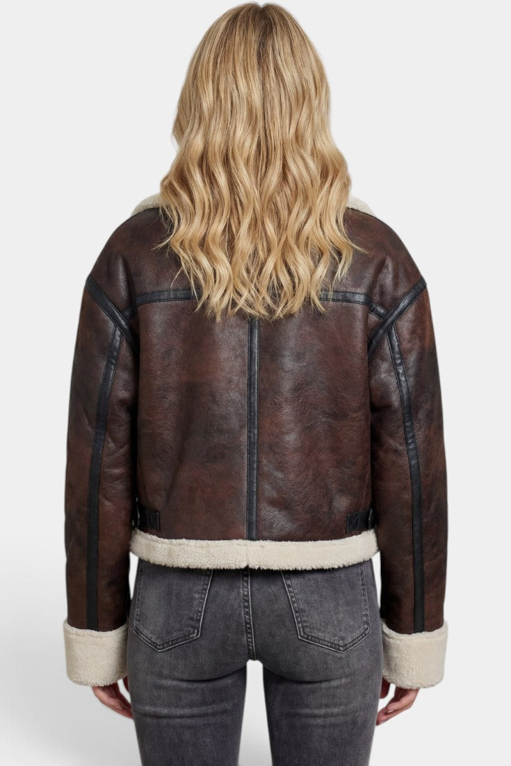 Veste courte effet cuir Walburge Mahaute avec col fourré et finitions contrastées, style aviateur en faux cuir marron.