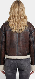 Veste courte effet cuir Walburge Mahaute avec col fourré et finitions contrastées, style aviateur en faux cuir marron.