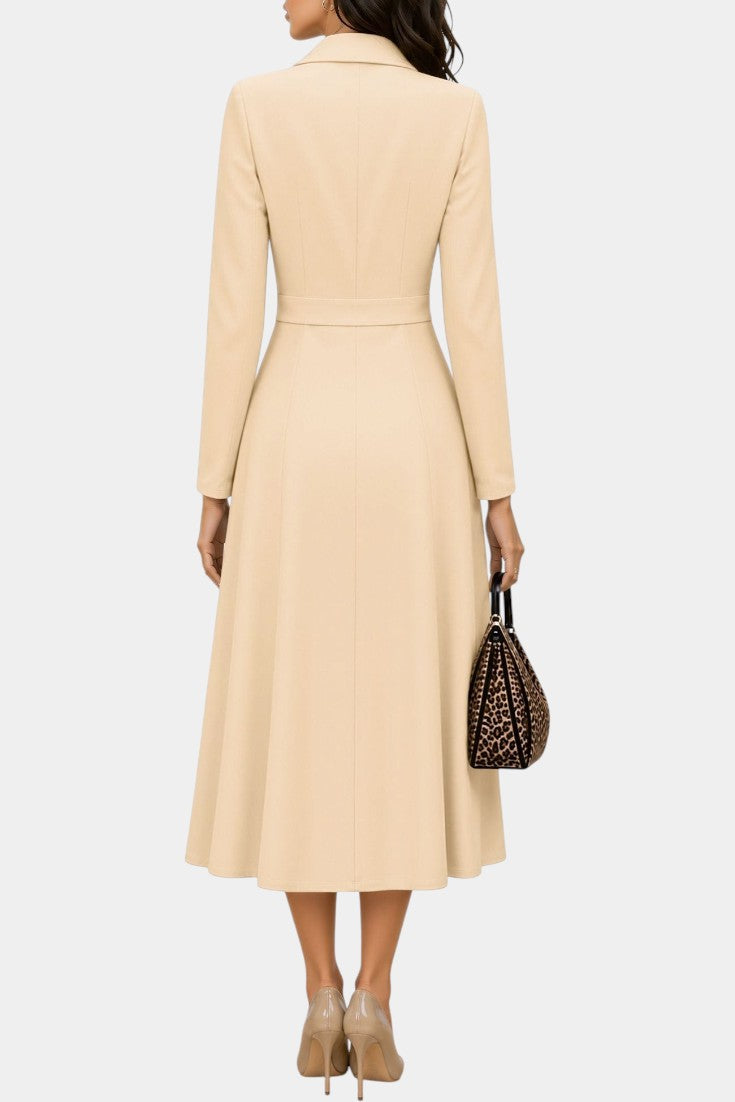 Robe mi-longue beige Mahaute Wendelien, style tailleur à double boutonnage et taille cintrée, vue de dos.