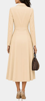 Robe mi-longue beige Mahaute Wendelien, style tailleur à double boutonnage et taille cintrée, vue de dos.