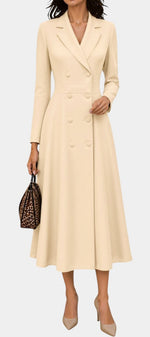 Robe mi-longue beige Mahaute Wendelien, style tailleur à double boutonnage et taille cintrée, vue de face sur mannequin.