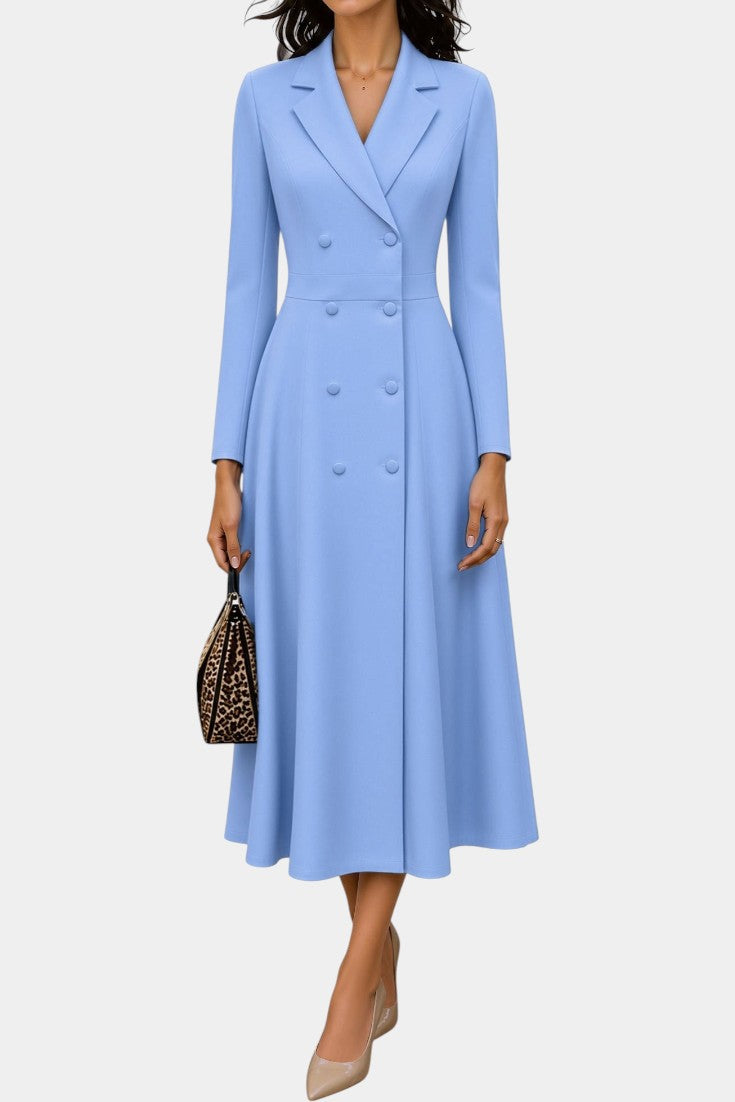 Robe mi-longue style tailleur Mahaute Wendelien bleue avec double boutonnage et taille cintrée, élégante et sophistiquée.