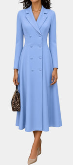 Robe mi-longue style tailleur Mahaute Wendelien bleue avec double boutonnage et taille cintrée, élégante et sophistiquée.