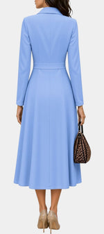 Robe mi-longue Mahaute Wendelien style tailleur à double boutonnage et taille cintrée, en tissu bleu clair, vue de face.