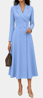 Robe mi-longue Mahaute Wendelien style tailleur bleu clair, à double boutonnage et taille cintrée, portée sur mannequin.